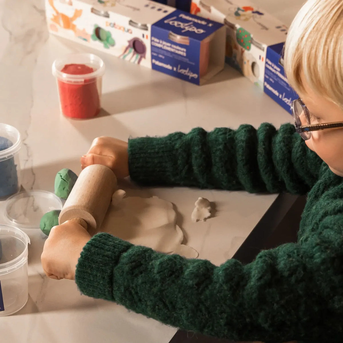 enfant jouant à la pâte à modeler