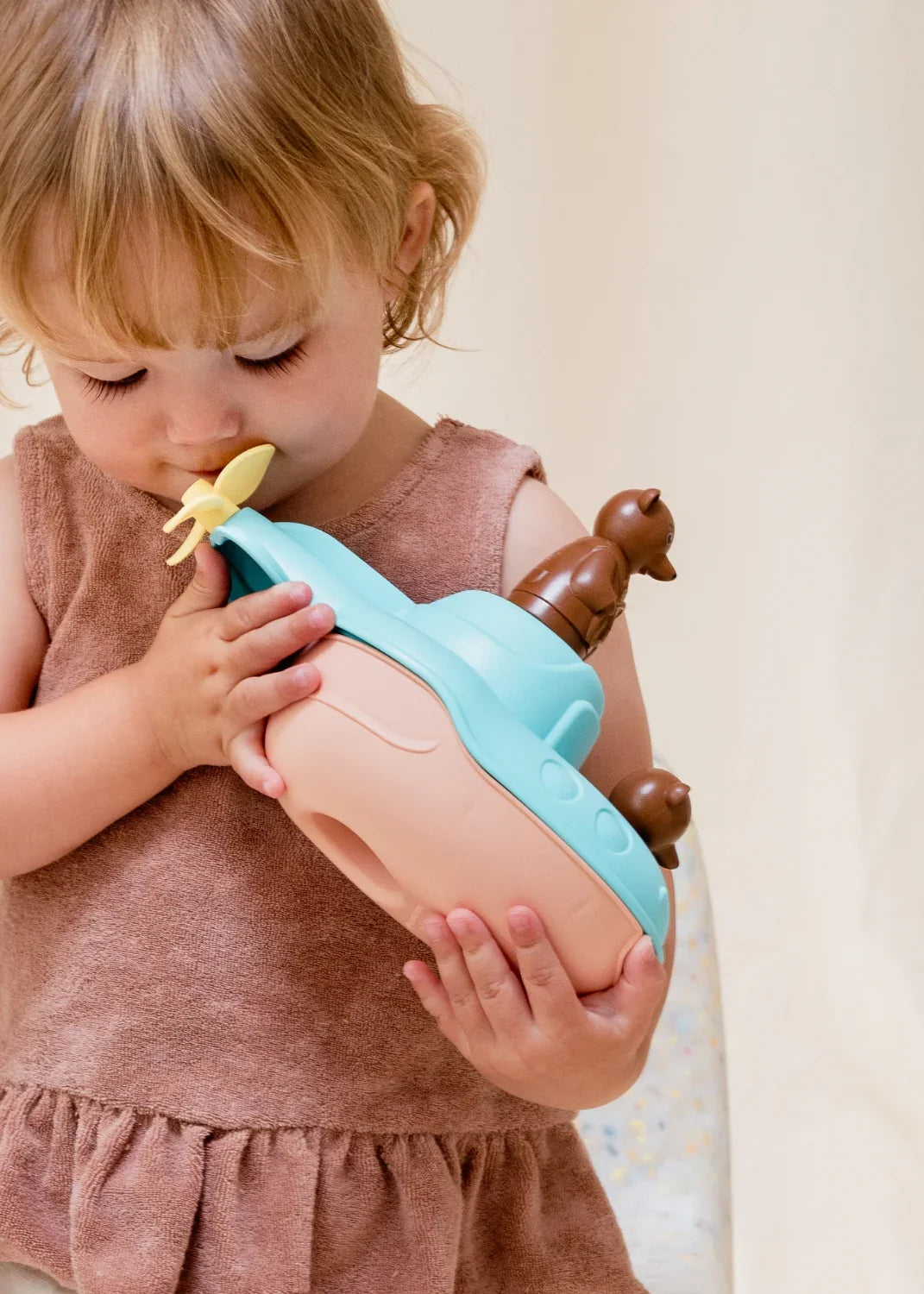 photo d'un doudou lapin made in france dans un panier en osier