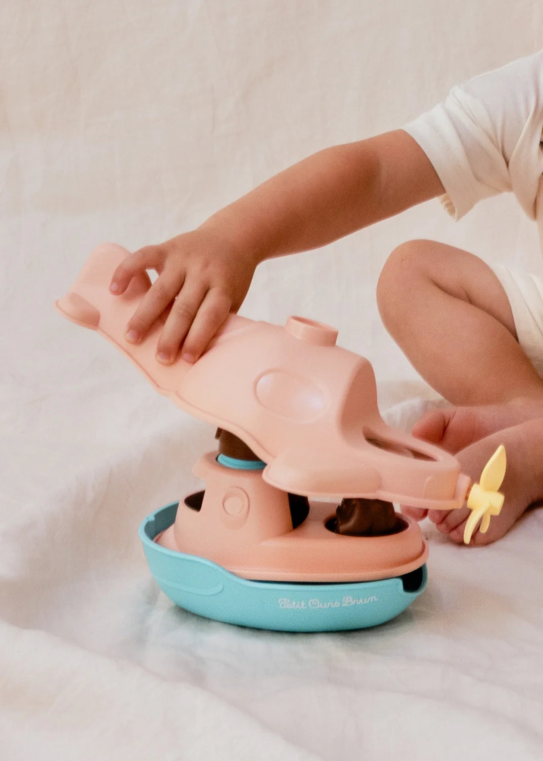 enfant jouant avec un jouet de bain hydravion fabriqué en France