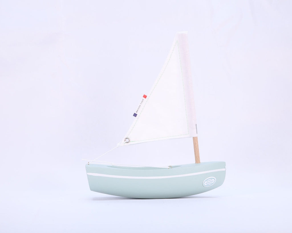 Bateau enfant vert d'eau