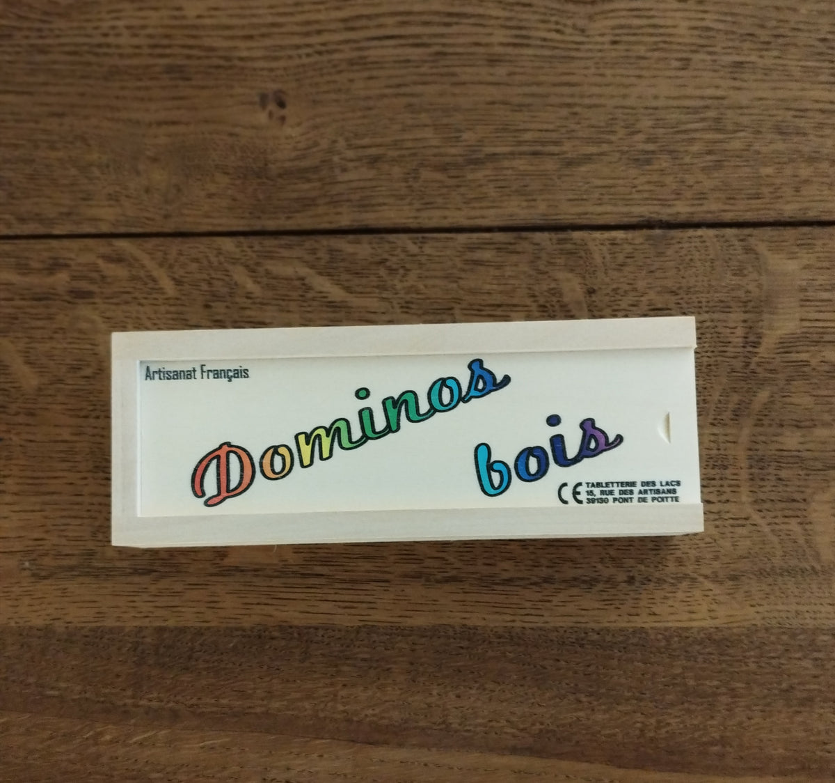 Photo du coffret de dominos en bois de tilleul