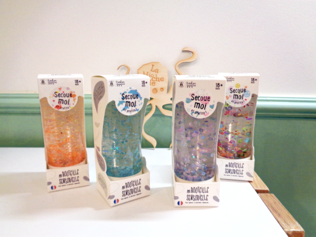 photo de 4 bouteilles sensorielles dans une boutique